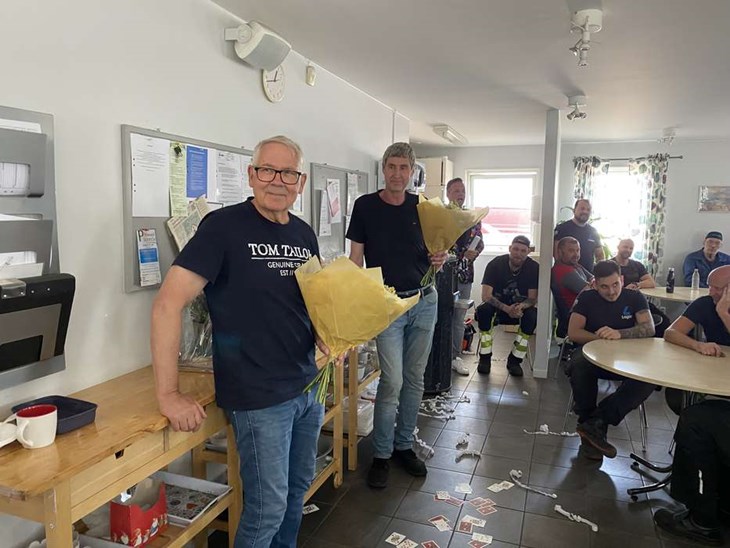 Hans-Arne Henriksson och Kenth Andersson Holstner har varit kollegor i femtio år. Det ville företagsledningen på Lagab uppmärksamma. Foto: Carina Nilsson