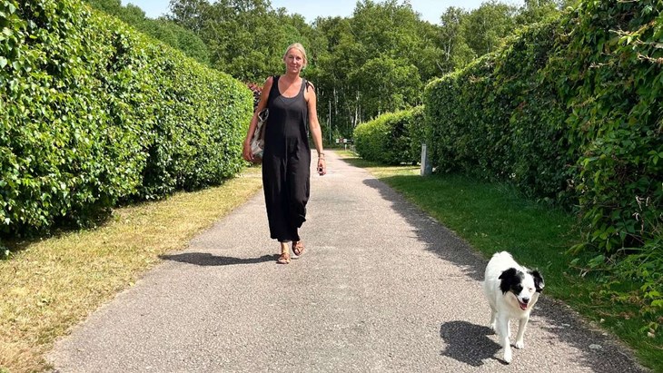 Hanna och hennes följeslagare Charlie. Foto: Per Brolléus