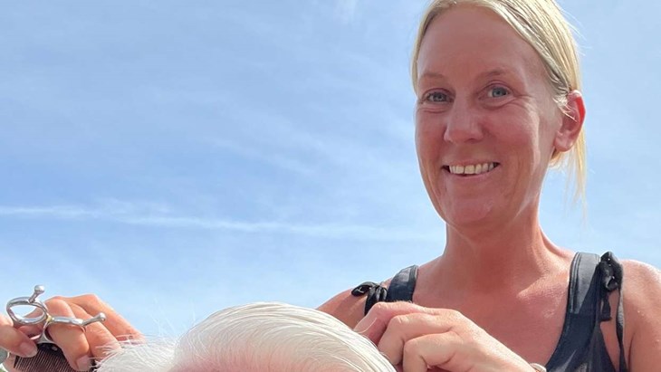Hanna klipper, färgar och fixar frissan. Foto: Per Brolléus