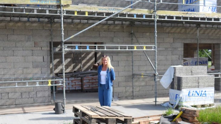 Johanna har drömt om utbyggnaden sedan hon köpte handelsträdgåren.  Foto: Josefine Ingvarsson