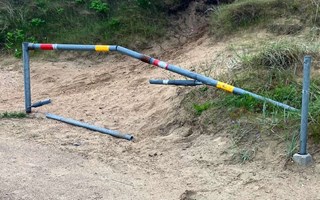 Vägbom till stranden kapad på mitten – igen
