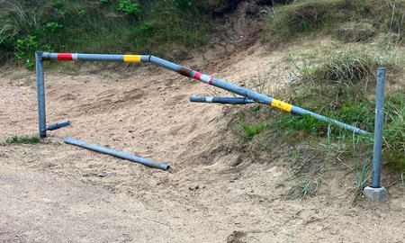 Vägbom till stranden kapad på mitten – igen