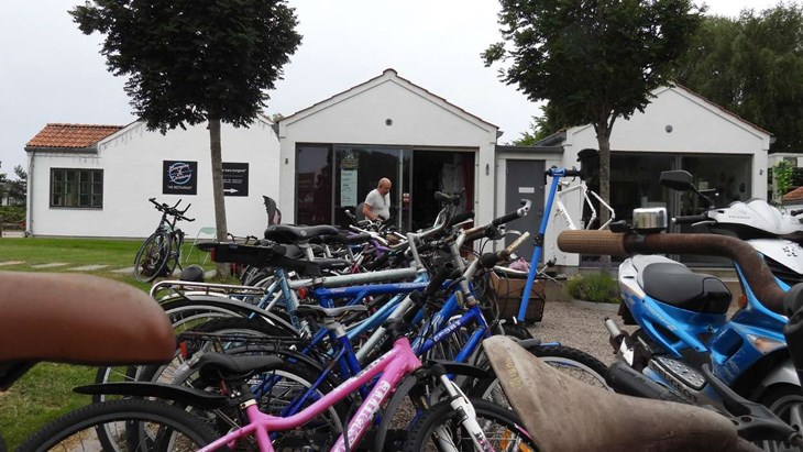 Sedan ett år tillbaka har Christopher drivit cykelrverkstad i Lundströms bodar i Mellbystrand. Foto: Josefine Ingvarsson