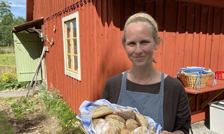 Gamla uthuset blev bageri – nu öppnar de sommarcafé