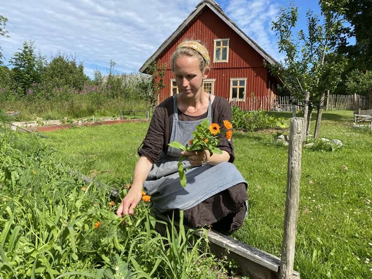 Louise Hagelid driver Gradstock gård i Perstorp, utanför Ysby, tillsammans med sambon Jens Gradstock. I sommar startar de café på gården där blommor och grönt från gårdens egna odlingar används. Foto: Carina Nilsson