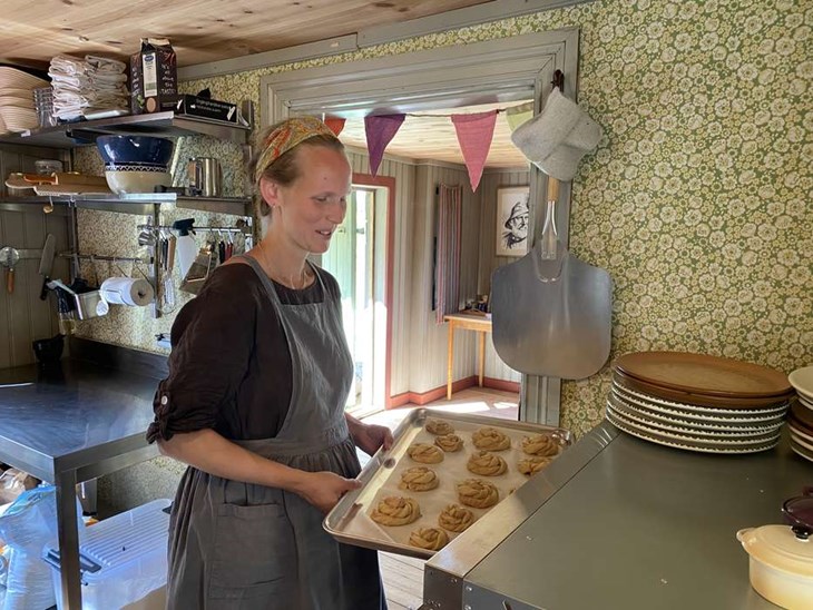 Louise skjutsar in en plåt med kanelbullar i ugnen. "Ugnen är också väldigt bra att baka pizza i, det är också något vi har funderat på" säger Louise. Foto: Carina Nilsson