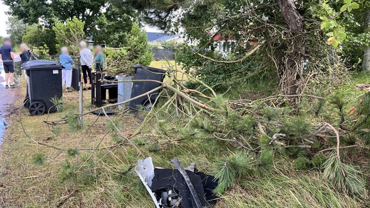 Vittnen beskriver hur bilen flög över soptunnorna och rakt in i den första trädgården. Foto: Per Brolléus
