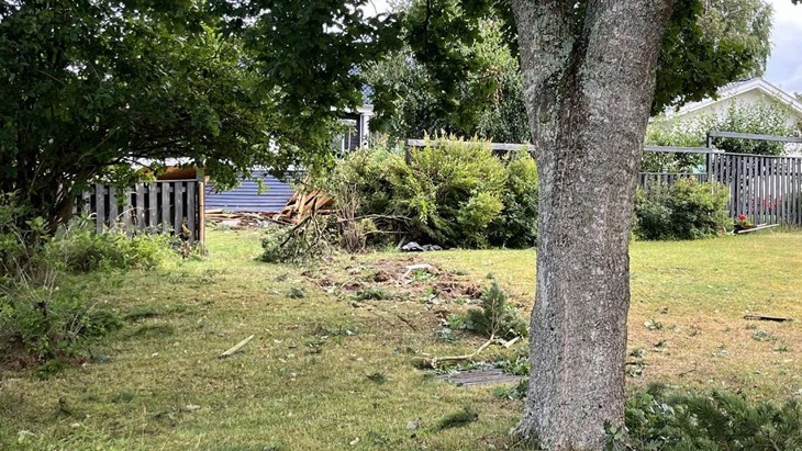 Bilen fortsatte från den första trädgården och vidare in på nästa villatomt. Foto: Per Brolléus