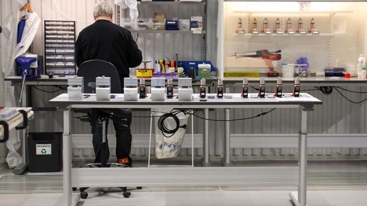 Produktionen är en kontrollerad process och måste ta den tid det kräver för att materalen ska fungera så bra som möjligt. Foto: Peter Jakobson