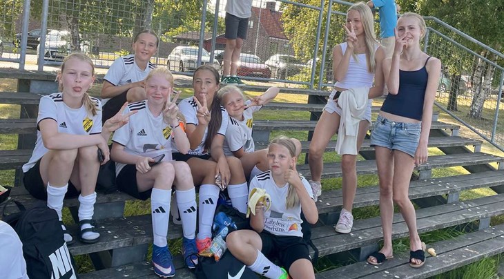 LFK-tjejerna var kyliga i rätt lägen och hade kul vid sidan om planen. Foto: LFK