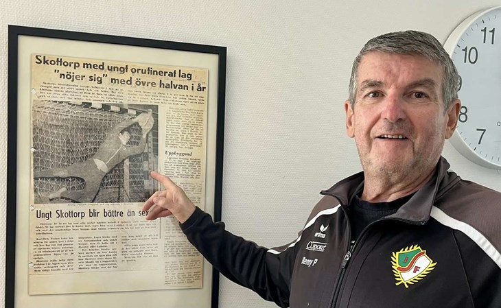 Där är han ju i mål. "Benny Pålsson, kraftfull och vig målvakt i Skottorps IF." Det blev över 1 000 matcher i den gröna tröjan för målvaktslegendaren. Foto: Johan Jönsson