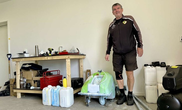 Benny Pålsson vid den nya automatiska linjeringsmaskinen. Den har sparat många arbetstimmar under de senaste åren. Foto: Johan Jönsson
