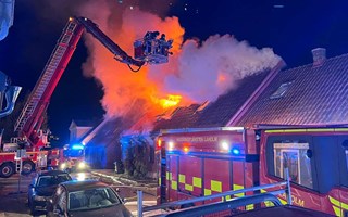 Våldsam brand i Laholm – radhus står i lågor