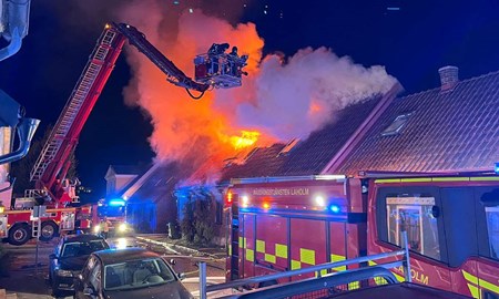 Våldsam brand i Laholm – radhus står i lågor