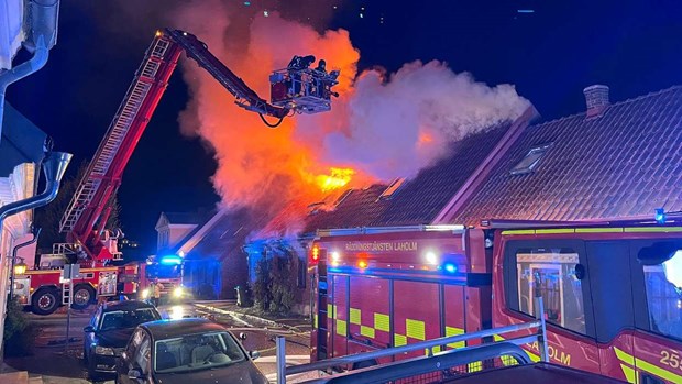 Våldsam brand i Laholm – radhus står i lågor Våldsam brand i Laholm – radhus står i lågor