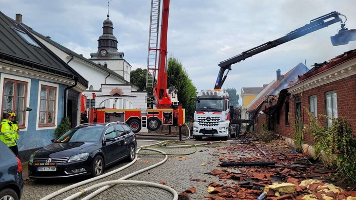 Förödelsen är stor på platsen. En lägenhet i radhuset totalförstördes och en skadades. Foto: Rickard Gustafsson