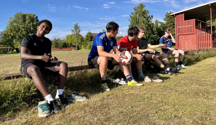 Glädjespridaren Rufael "Ruffe" Habtom Asfaha knyter fotbollsskorna på bänken vid Skogaby IP:s A-plan tillsammans med sina lagkamrater. Foto: Johan Jönsson