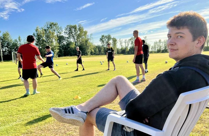 När LT besökte SBK:s träning var Oliver Stefansson skadad. Han var ändå på plats. Fotbollen betyder mycket för Oliver. Foto: Johan Jönsson