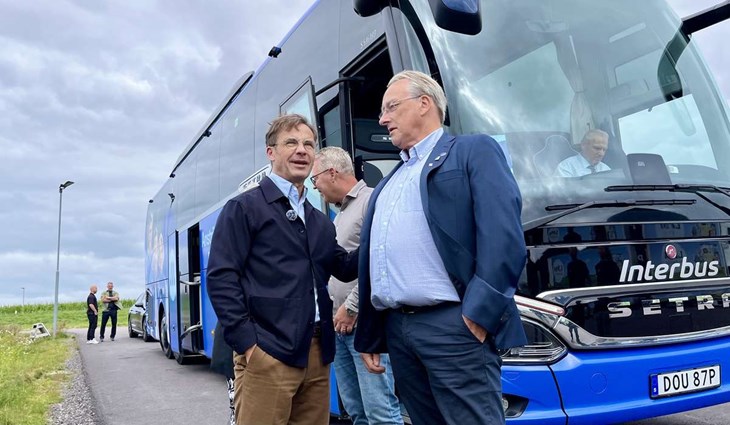 Lokale M-toppen Thor-Gunnar Bjelland hälsar statsminister Ulf Kristersson välkommen till Laholm. Foto: Johan Jönsson