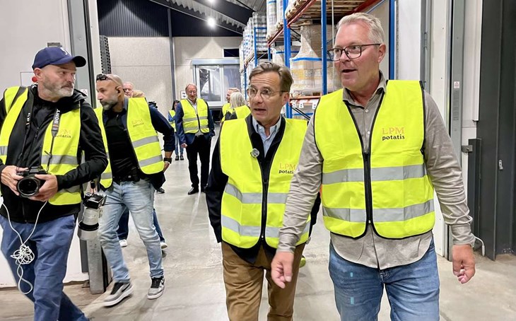 Joakim Pålsson visar Ulf Kristersson runt på LPM potatis. Foto: Johan Jönsson