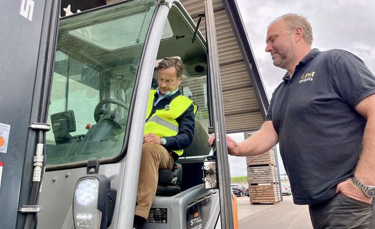 Andreas "Drängen" Håkansson instruerar Ulf Kristersson i hur man kör truck. Foto: Johan Jönsson