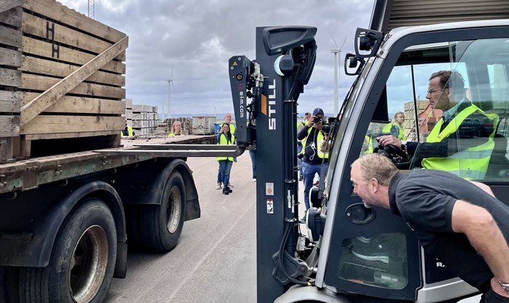 Jodå, det ser bra ut, säger "Dängen" och Ulf Kristersson kan köra fram och lägga gafflarna i det avsedda hålet på pärelådan. Foto: Johan Jönsson 