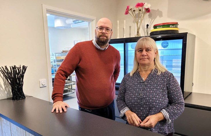 Ordföranden Christopher Dahlström berättar att föreningen varit under stark press, men att de nu kan andas ut. På bilden ses även styrelseledamoten Jenny Persson. Foto: Rickard Gustafsson/Arkivbild