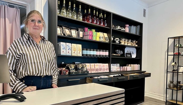 Veronica Lang blev egenföretagare vid 52 årsålder och hon trivs bra med det liver. Nu blir en butik två. Foto: Johan Jönsson