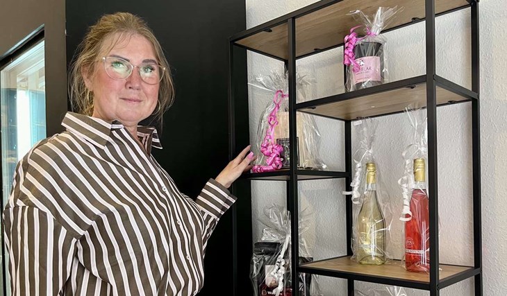 Hos Only Flora ska man kunna få hela "paketet" - kläder, blommor och presenter. Foto: Johan Jönsson