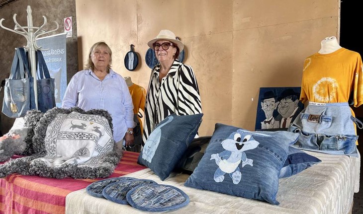Sensommarmarknaden arrangeras av Laholmsslöjdarna där Marie Allared är ordförande och Monica Sönne medlem. Den senare är också spindeln i nätet för marknaden och ägare till marknadsplatsen Kungsgården. Foto: Johan Jönsson