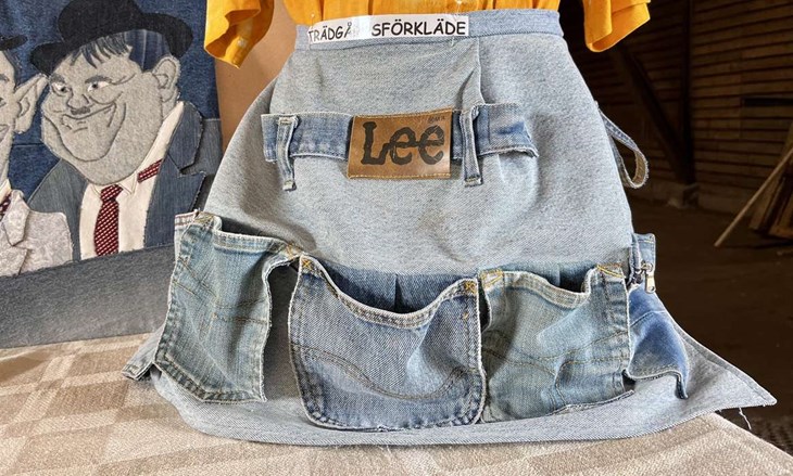 Trädgårdsförkläde i jeans är en av Monicas nyheter för året. Foto: Johan Jönsson