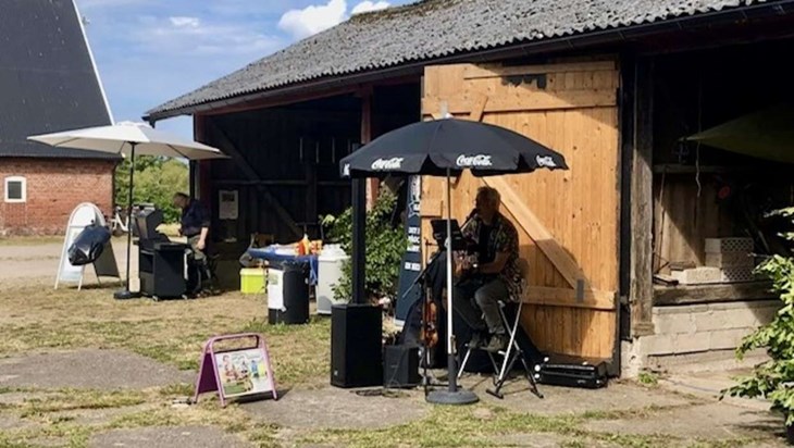 Spelemannen Jörgen Persson kommer även i år. Liksom Ångbåtsföreningen som säljer både härproducerad korv och glass. Foto: Privat