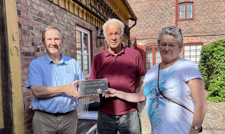 Föreningen Gamla Laholms vice ordförande Sven Palmkvist flankeras av Kalle och Monika Klinker som sitter i bostadsrättsföreningens styrelse. Kalle var även byggherre för kvarteret. Foto: Johan Jönsson