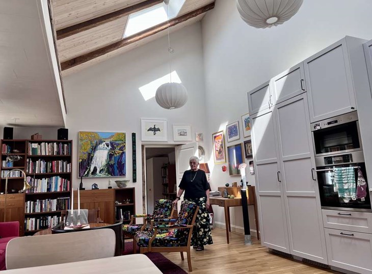 Ing-Britt Ottosson trivs i hennes och maken Rolands lägenhet i Kvarteret Ljungfrun. Rymden är härlig i makarnas boende. Foto: Johan Jönsson