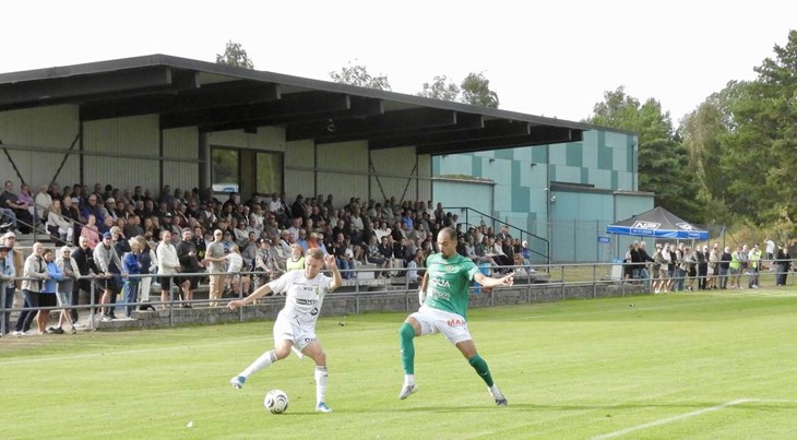 Nog borde väl Samuel Svensson fått straff när han blev nersparkad i straffområdet? Foto: Johan Jönsson