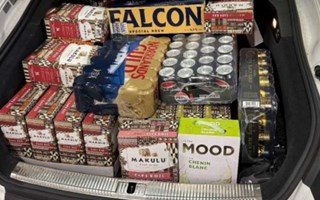 Två män stoppades med över 900 liter alkohol