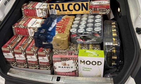 Två män stoppades med över 900 liter alkohol