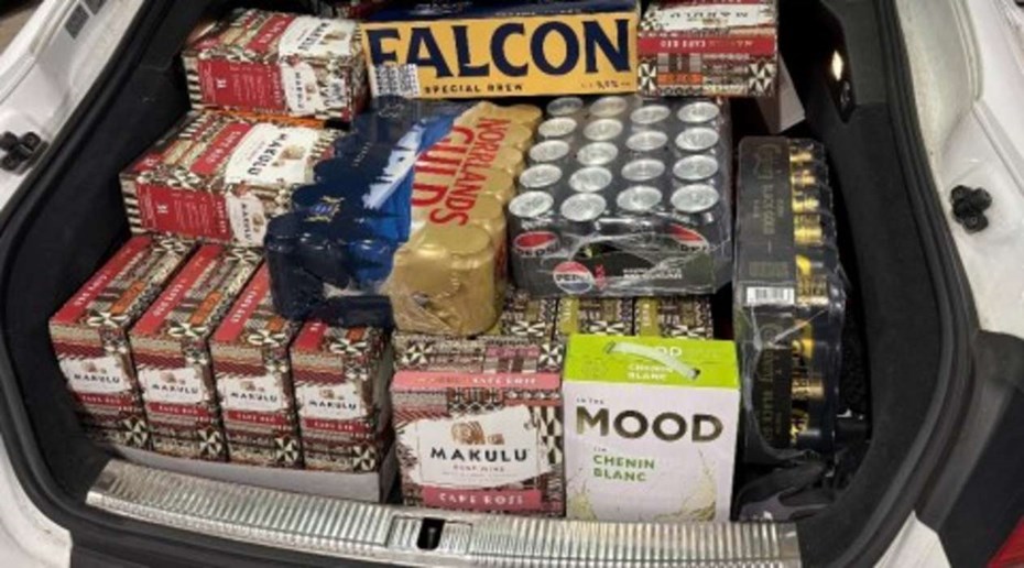 Två män stoppades med över 900 liter alkohol