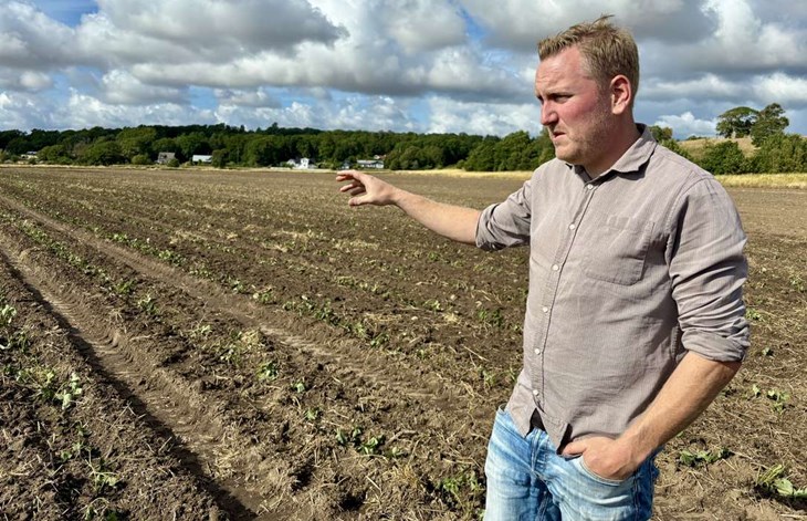 Jonatan Strömberg berättar engagerat om sina planer för jordgubbslandet. Foto: Johan Jönsson