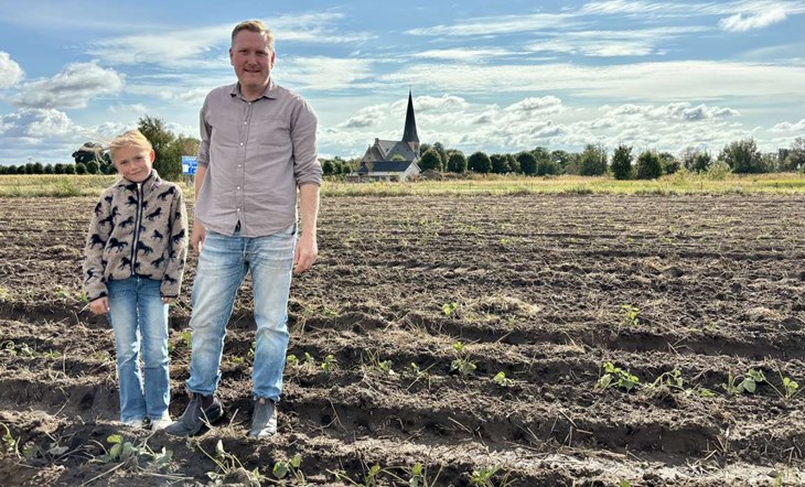 Det nya jordgubbslandet ligger strategiskt vid Tjärby kyrka. Här kör mängder med människor förbi med sina bilar dagligen. Foto: Johan Jönsson