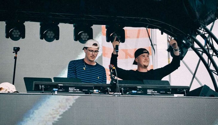 Ludvig Persson och Jamie Nilsson på scen på egna Sandstockfestivalen i somras. Foto: Eric Bergenstråhle