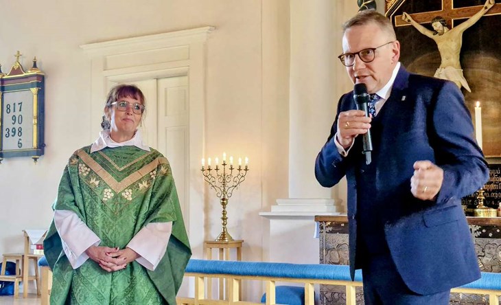 Anette tackas av kyrkorådets ordförande Erling Cronqvist. Foto: Mikaela Jacobsson