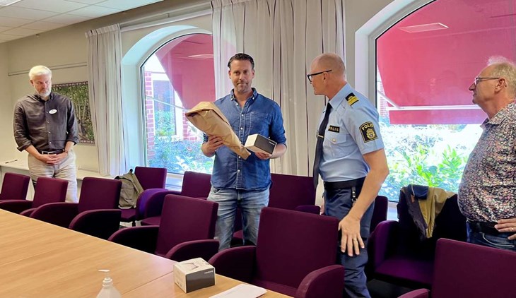 Peter Haarala tar emot sin blombukett och sin ingraverade skål. Foto: Johan Jönsson