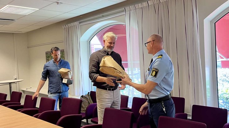 Robert Rosén tackas av lokalpolisområdeschef Gustav Rosén Zetterberg. Foto: Johan Jönsson