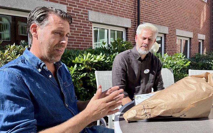 Peter Haarala berättar om den märkliga dagen då knivdådet skedde. Robert Rosén beskriver det hela som märkligt. Foto: Johan Jönsson