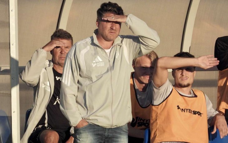 Joseph Wahlund var inte nöjd med första halvlek. Han var också kritisk till domarinsatsen. Det röda kortet var svårsmält. Foto: Johan Jönsson