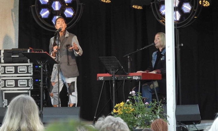 Maxida Märak på scen vid Östra Karups bygdegård. Foto: Johan Jönsson