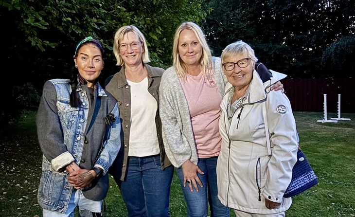 Maxida med några av arrangörerna i Östra Karups bygdegårdsförening. Foto: Johan Jönsson