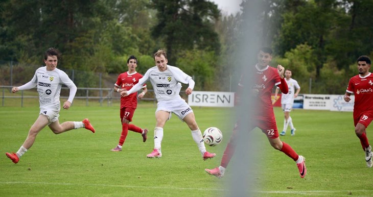 Måns Andersson testar skott. Foto: Halmstadsport
