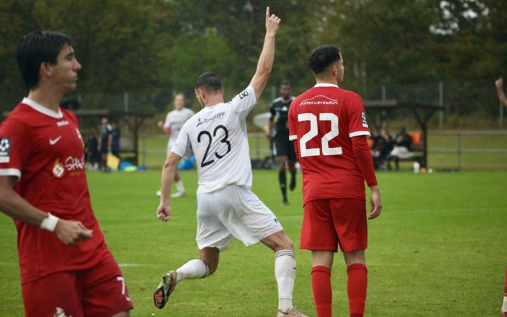 Philiup Comnell firar 1-1-målet. Foto: Halmstadsport